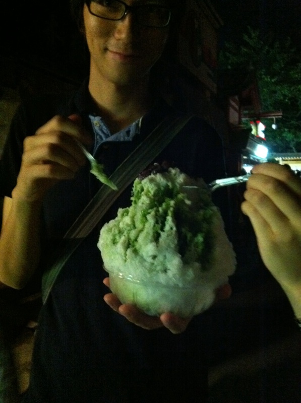 かき氷を食べる