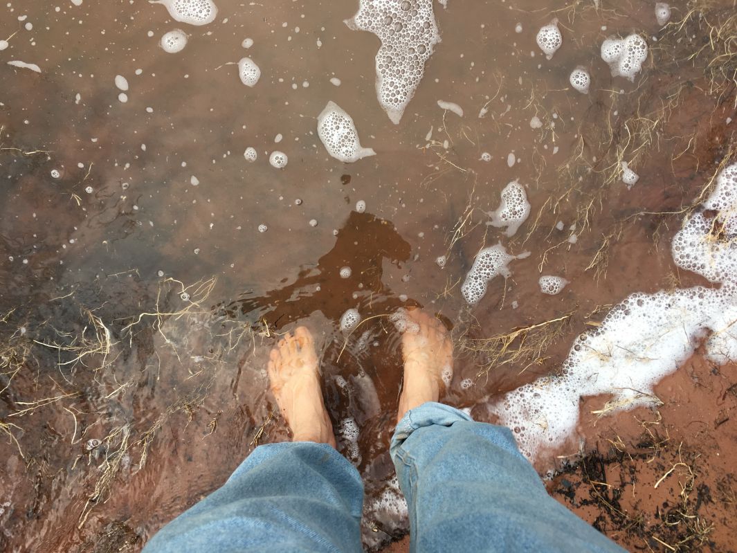 足を水につける