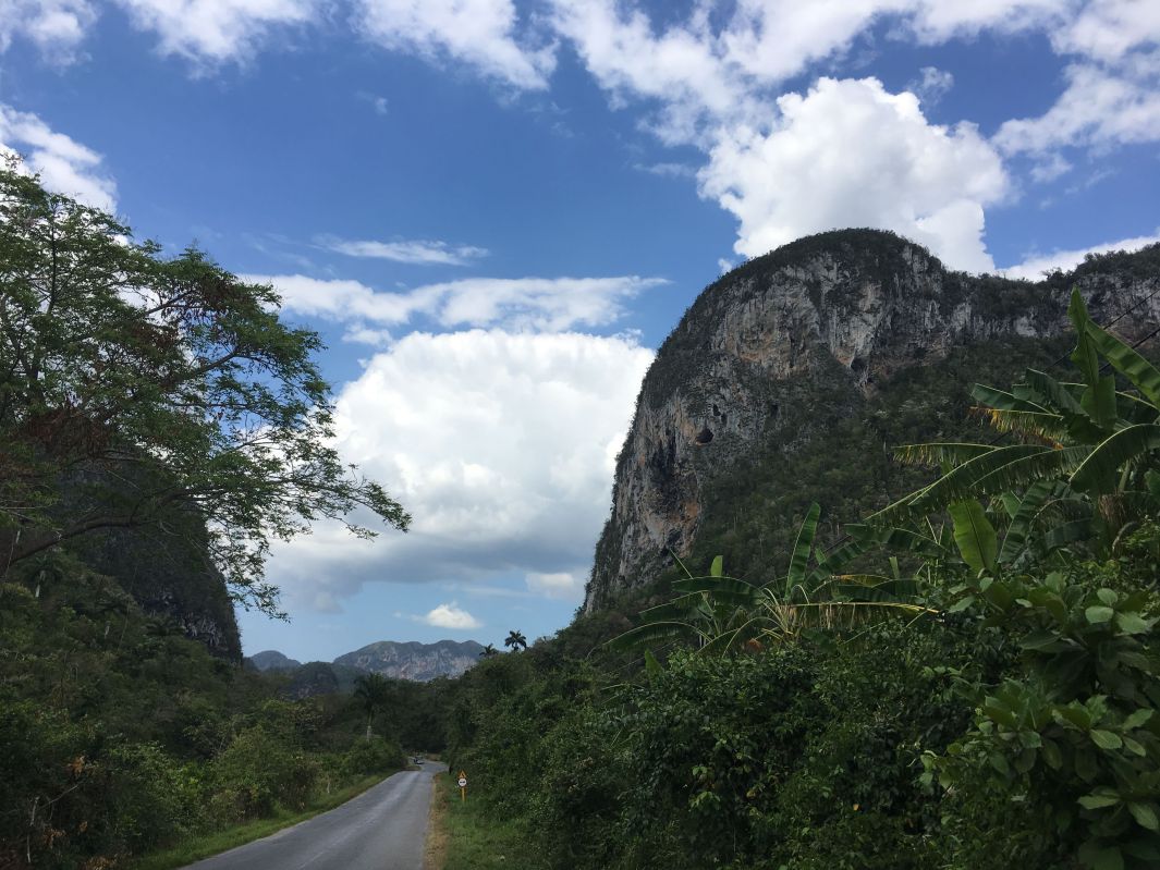 壮大な岩山