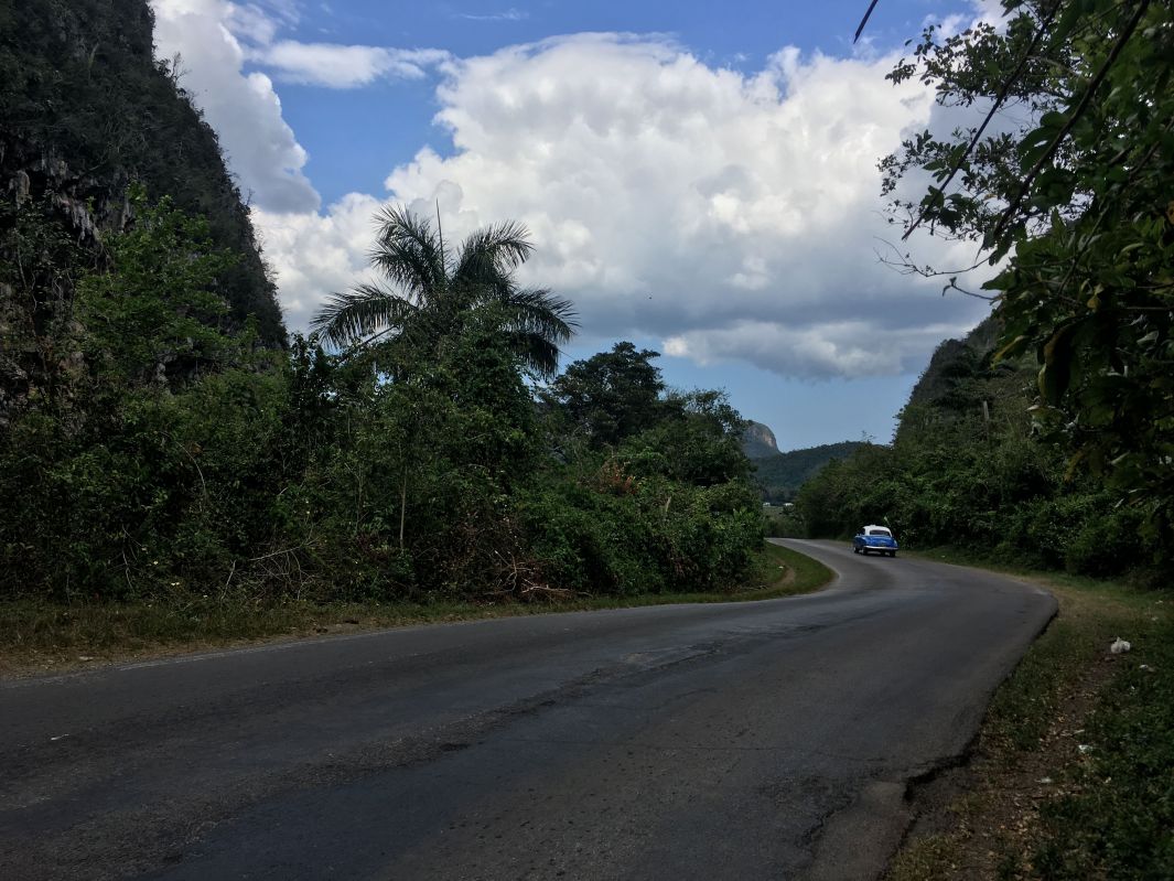 山の間の道路