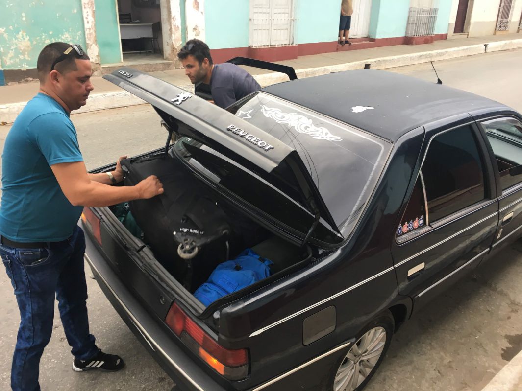 トランクに荷物を積むタクシー