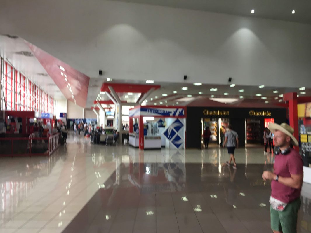 ハバナ空港内