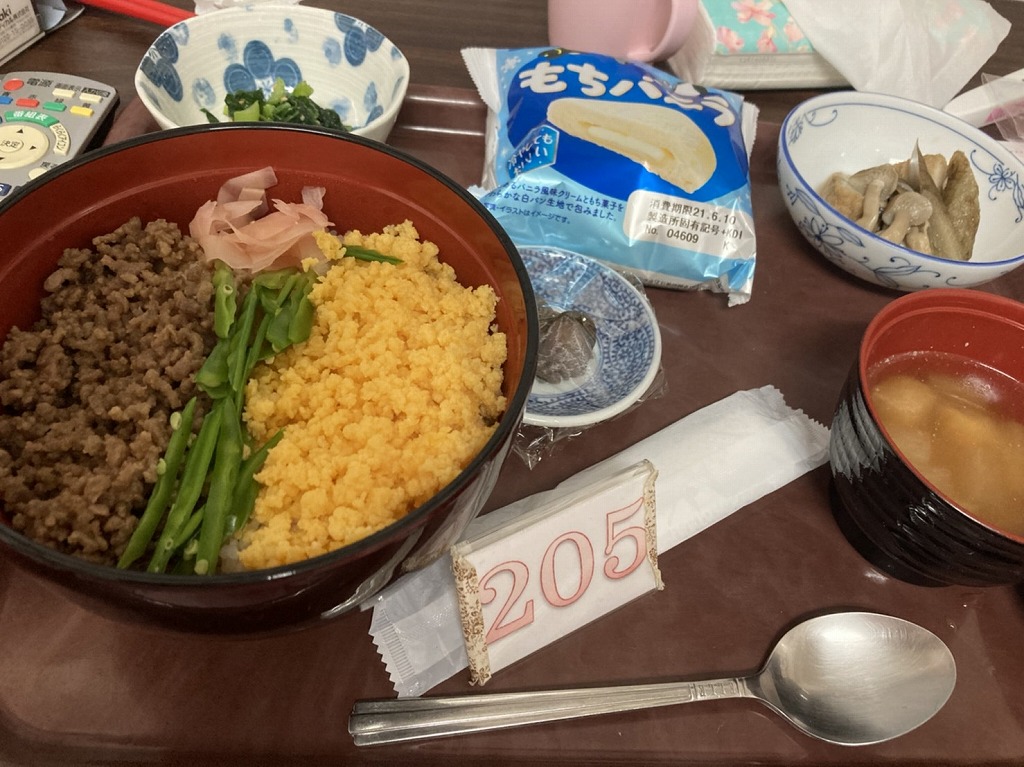 産後初の食事の二色丼