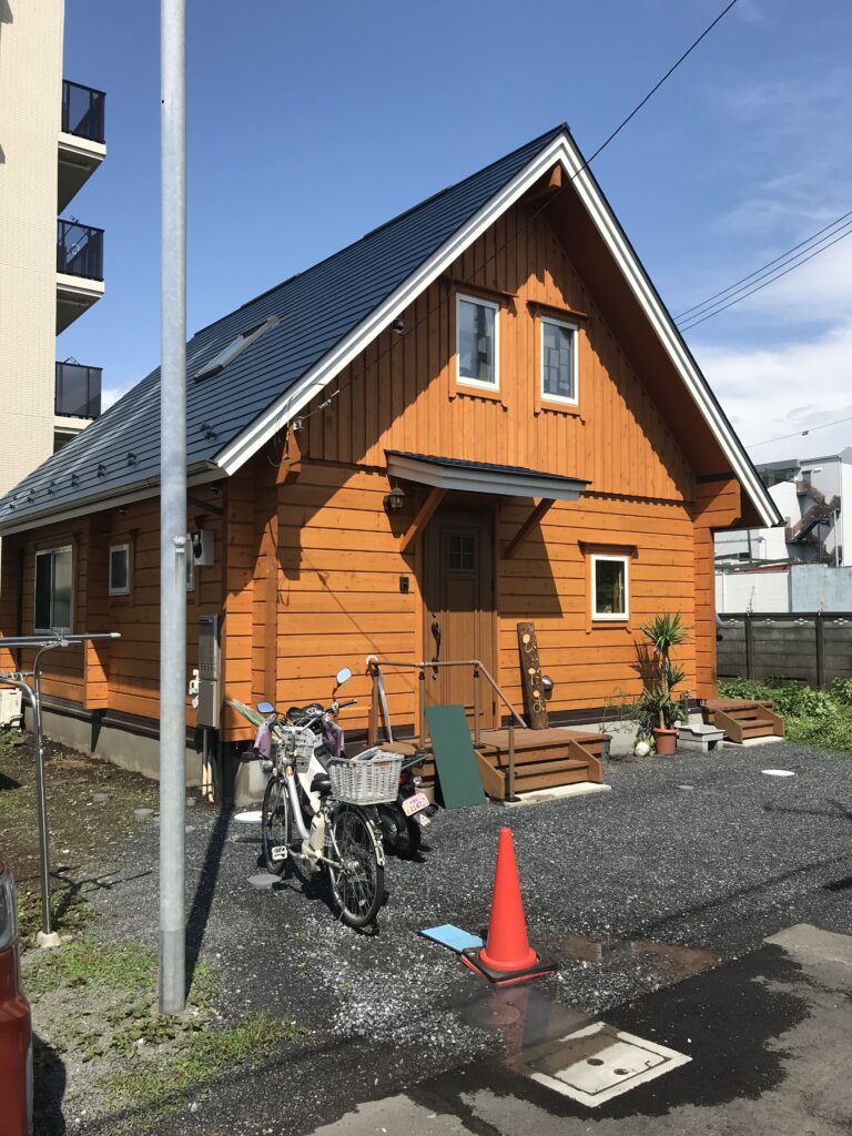 住宅地のログハウス