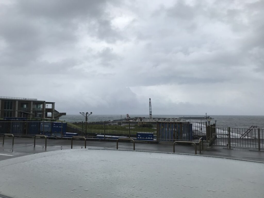 雨降る底土港