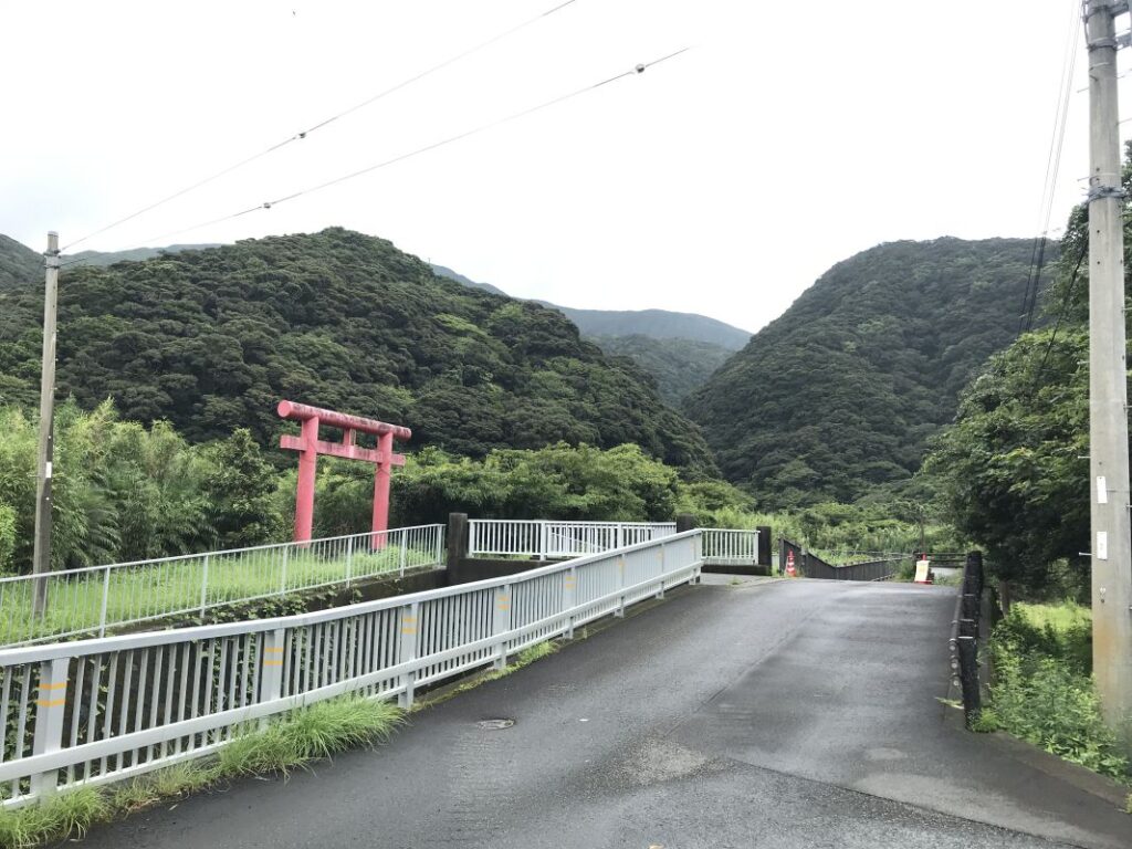 ホタル水路の八幡神社