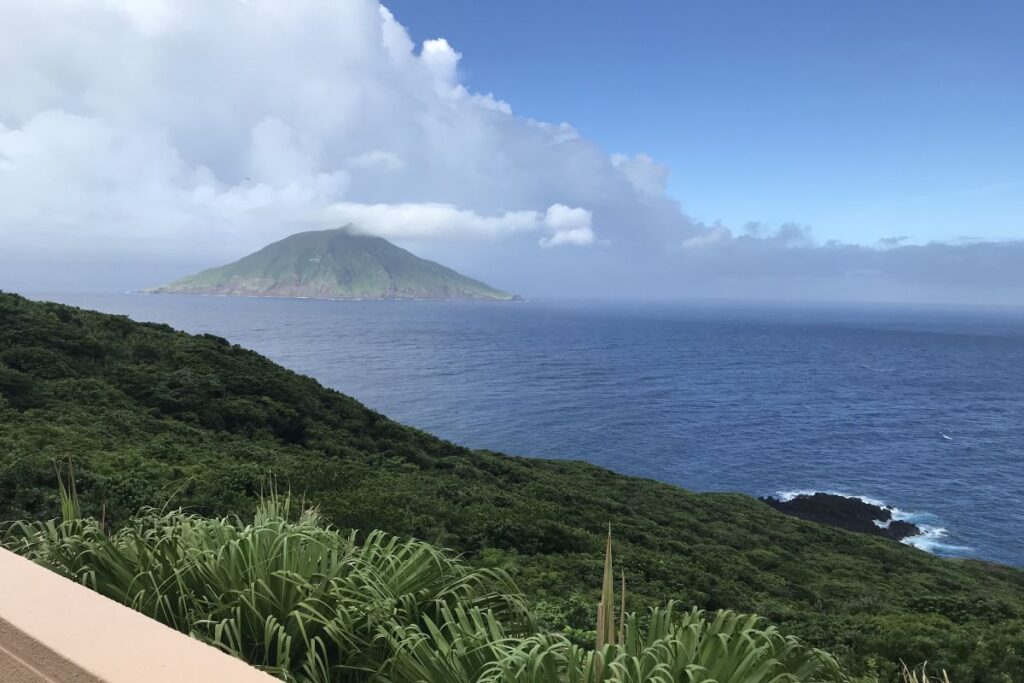 遠目に八丈小島