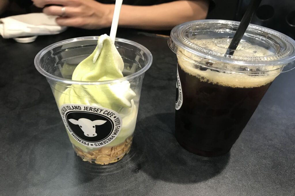 ジャージーカフェのソフトクリームとアイスコーヒー