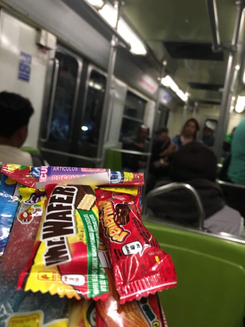 電車の中のお菓子売り