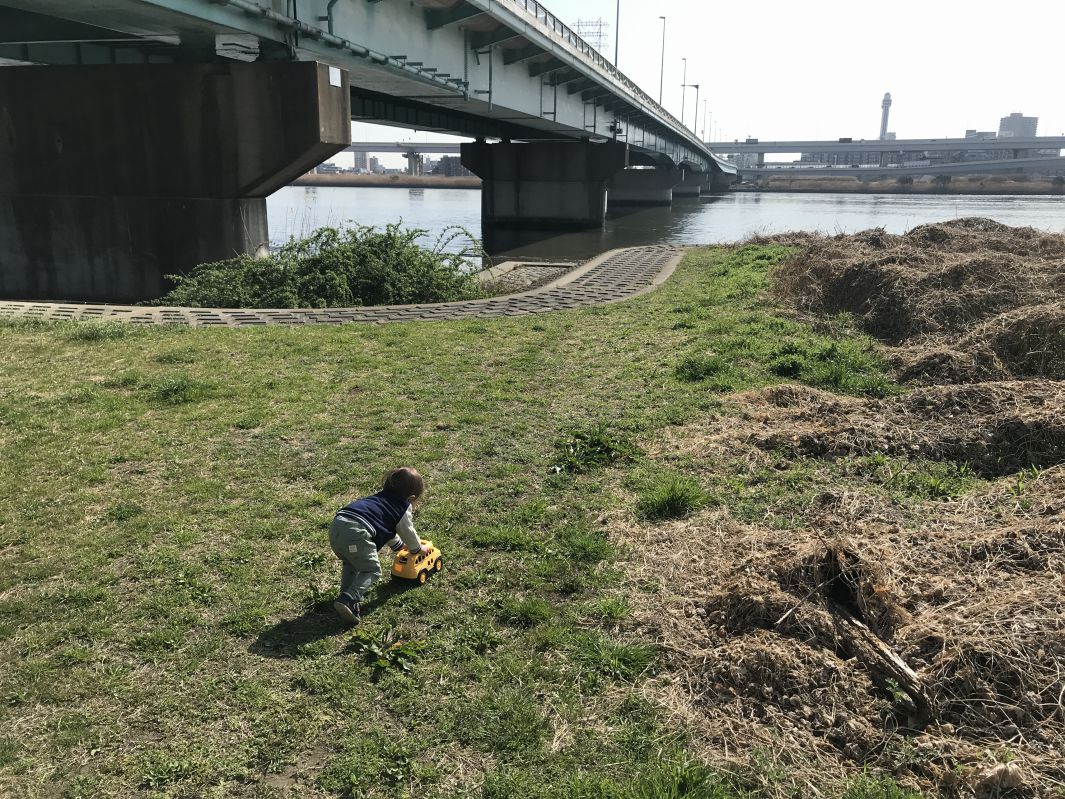 河川敷で車を走らせる