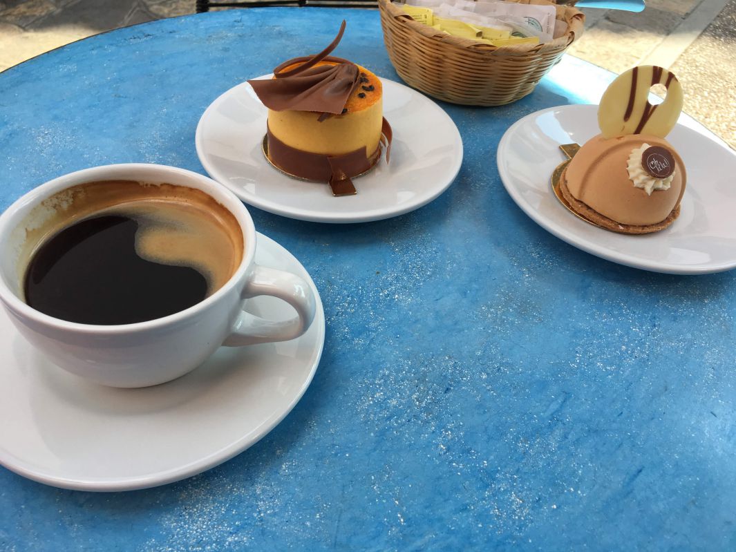 テーブルに運ばれてきたケーキとコーヒー