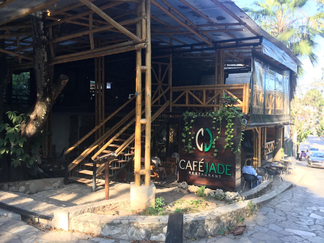 Cafe Jadeの店の前