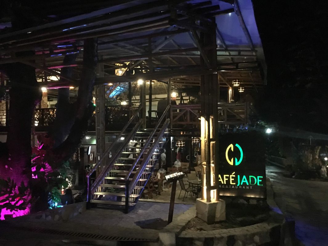 夜のCafe Jadeの店前の風景