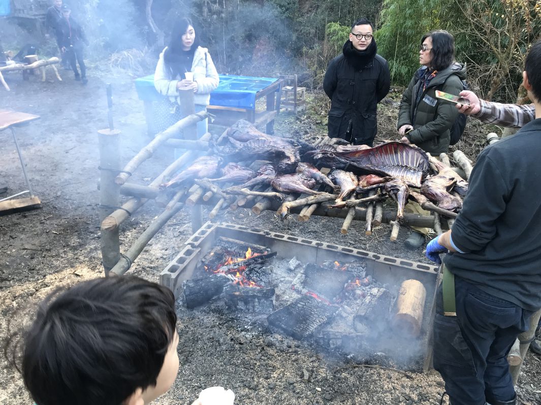 伝統的な調理法で焼かれる鹿肉