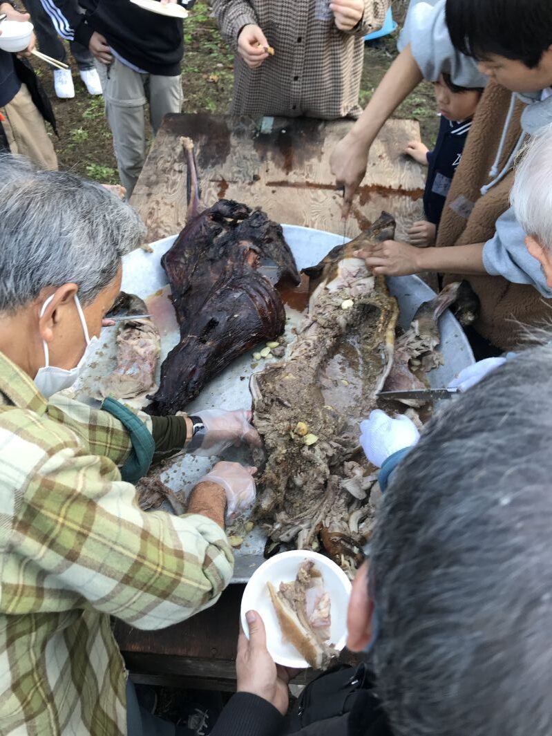 イノシシ肉を切り分けている所