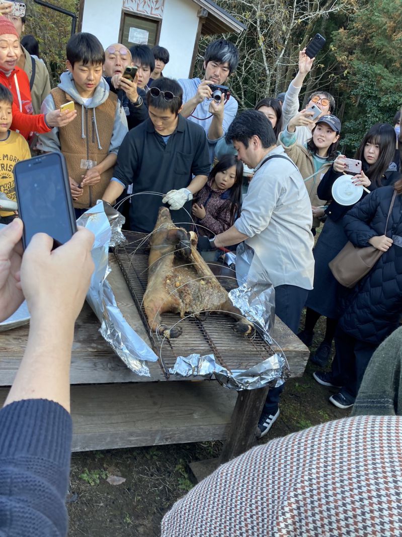 イノシシの丸焼き登場