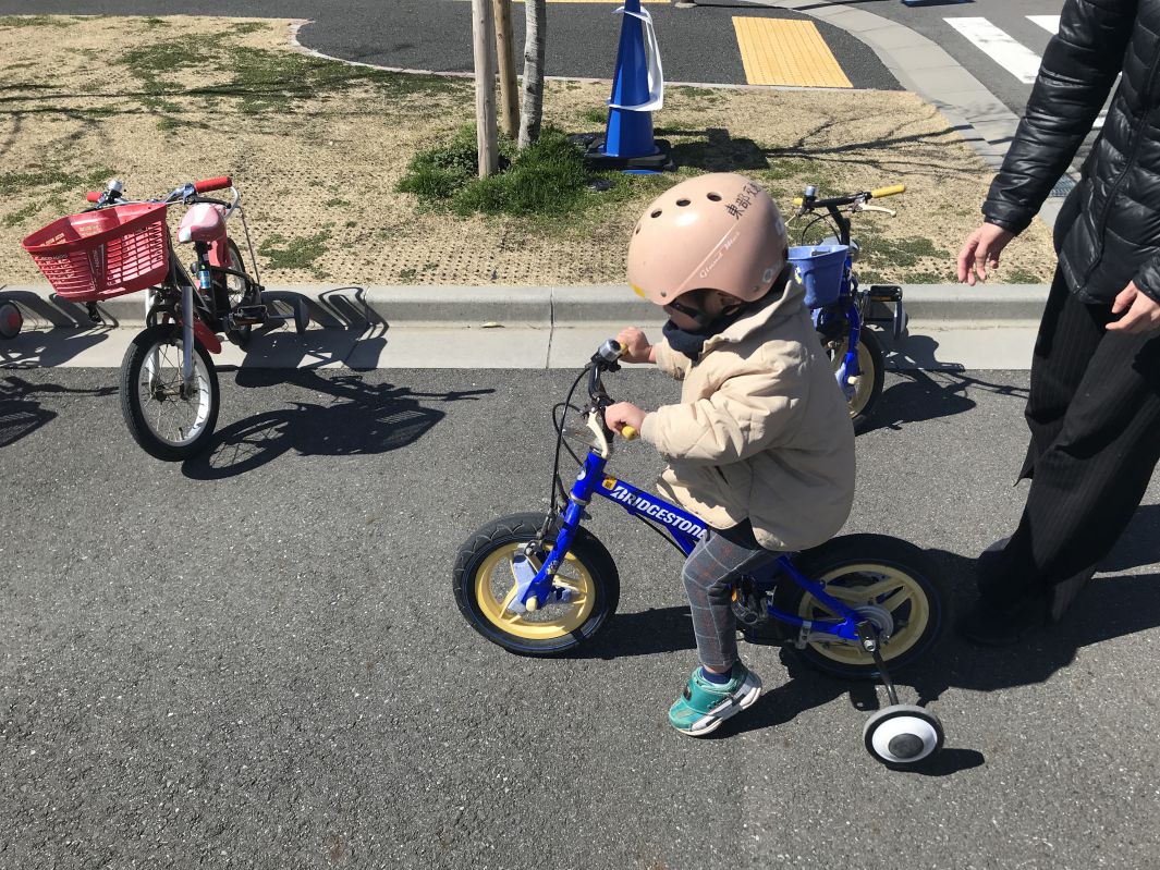 三輪車に乗るコニー