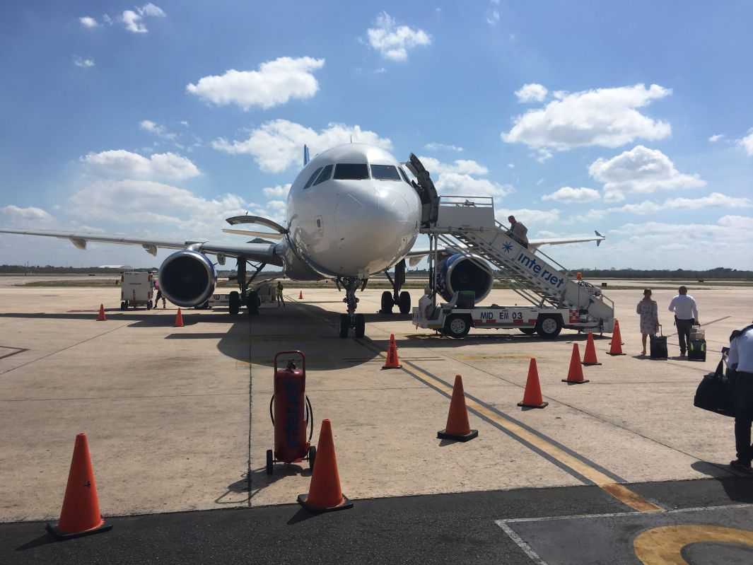 飛行機に向かう