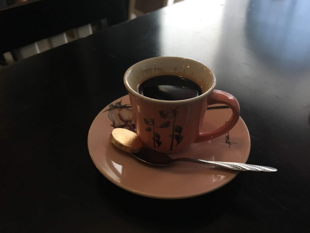 机の上のコーヒー