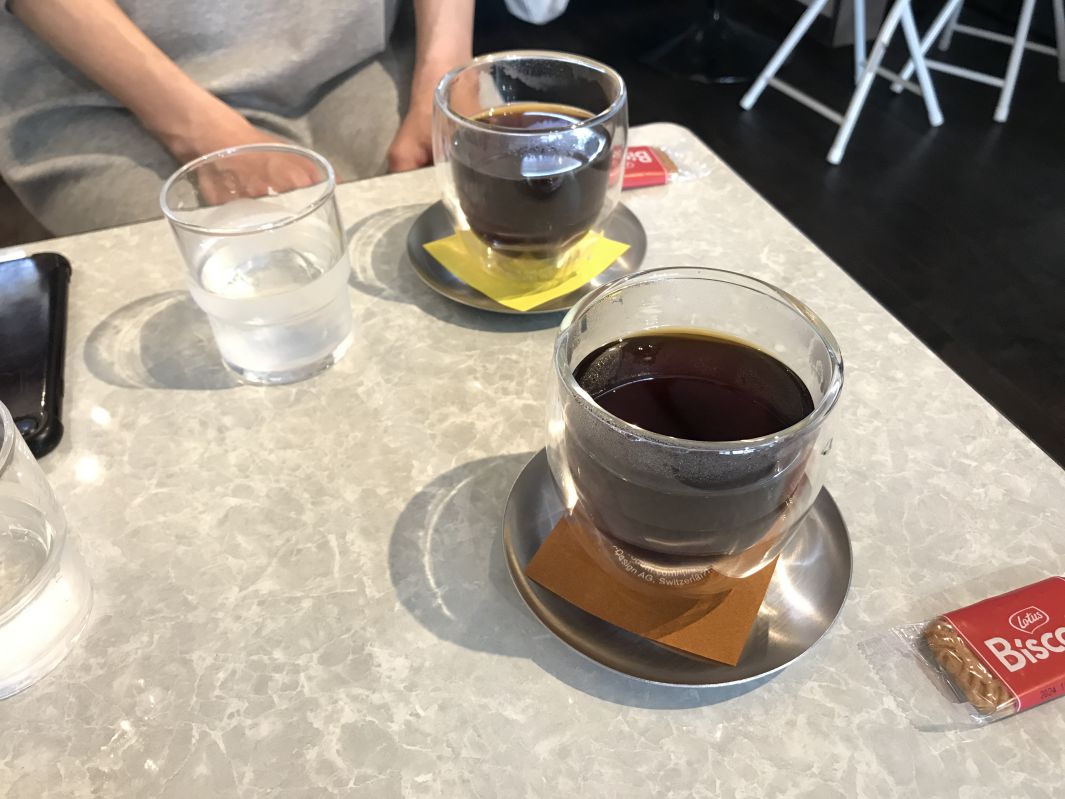 テーブルの上のコーヒー