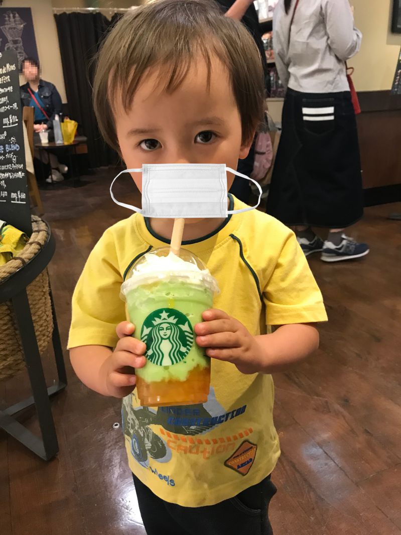 ご褒美メロンフラペチーノを嗜む2歳児