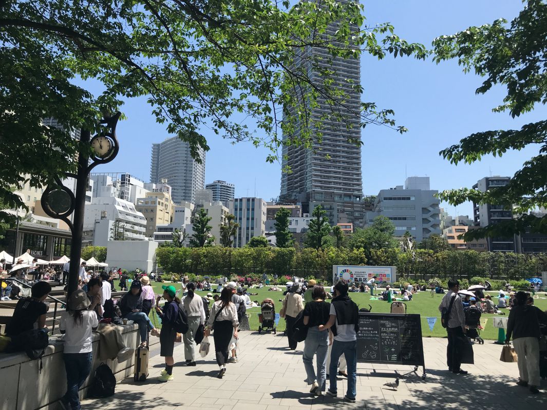 昼の南池袋公園の入り口