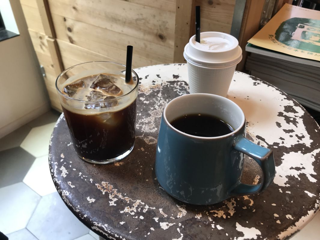 テーブルの上のコーヒー