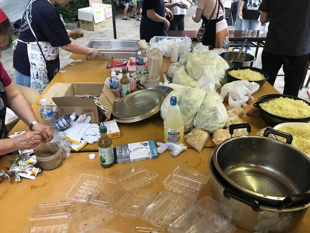 焼きそばの準備中のテーブル