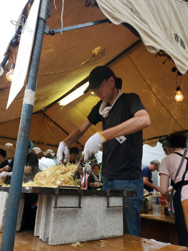 焼きそばを焼いているロニー2