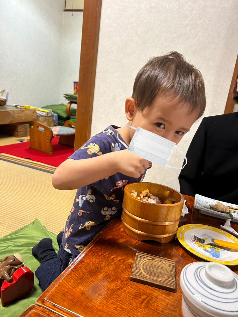 ちらし鮨を食べる