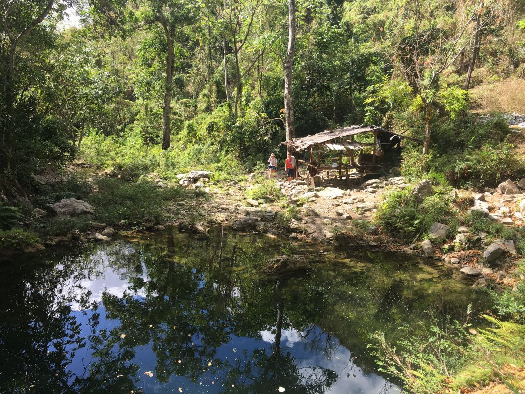 滝つぼの近くの小屋