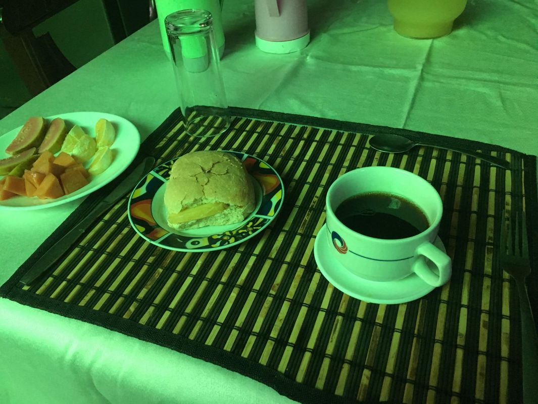 宿の質素な朝食