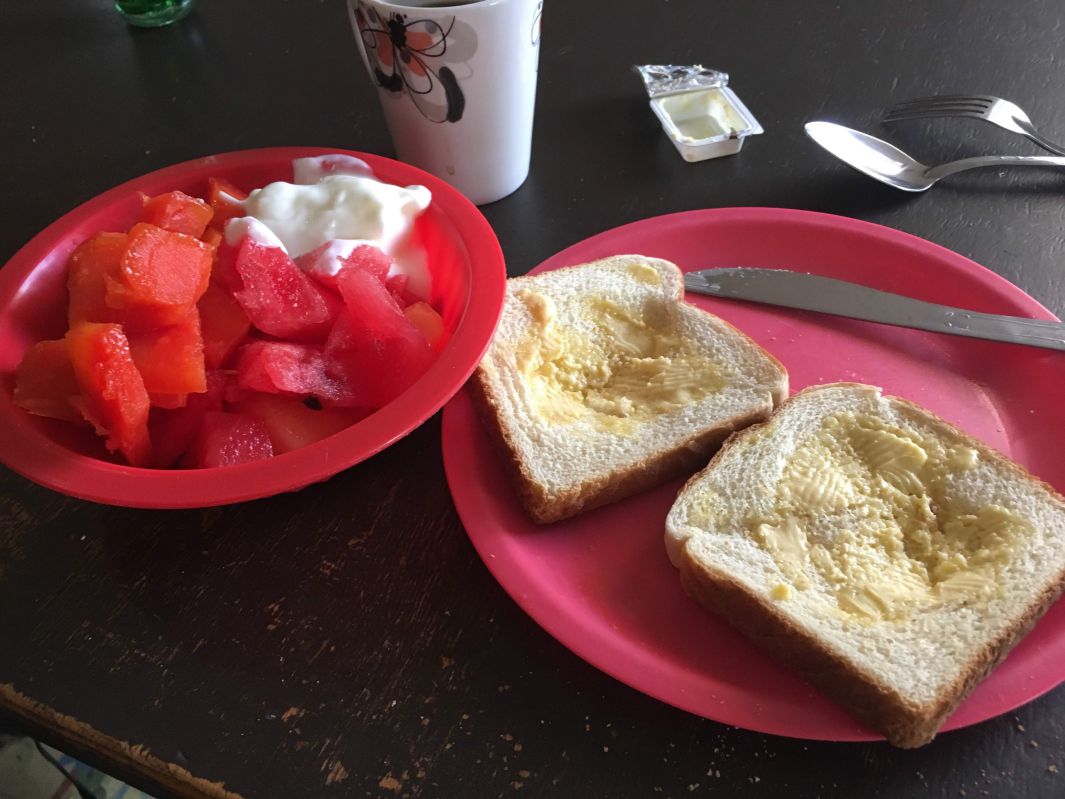 朝食のパンとフルーツ