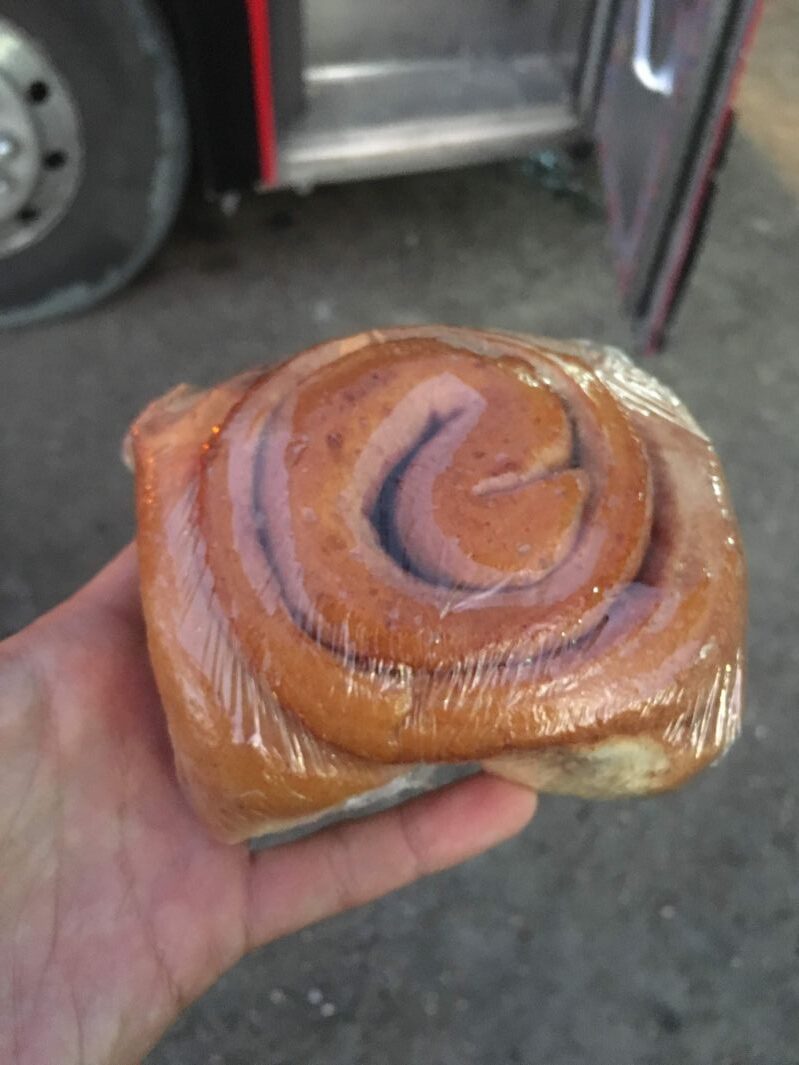 手に持ったシナモンロール