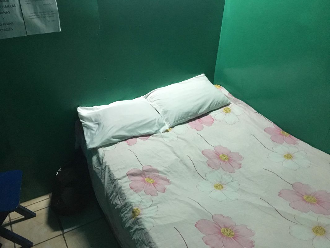 独房のような部屋のベッド