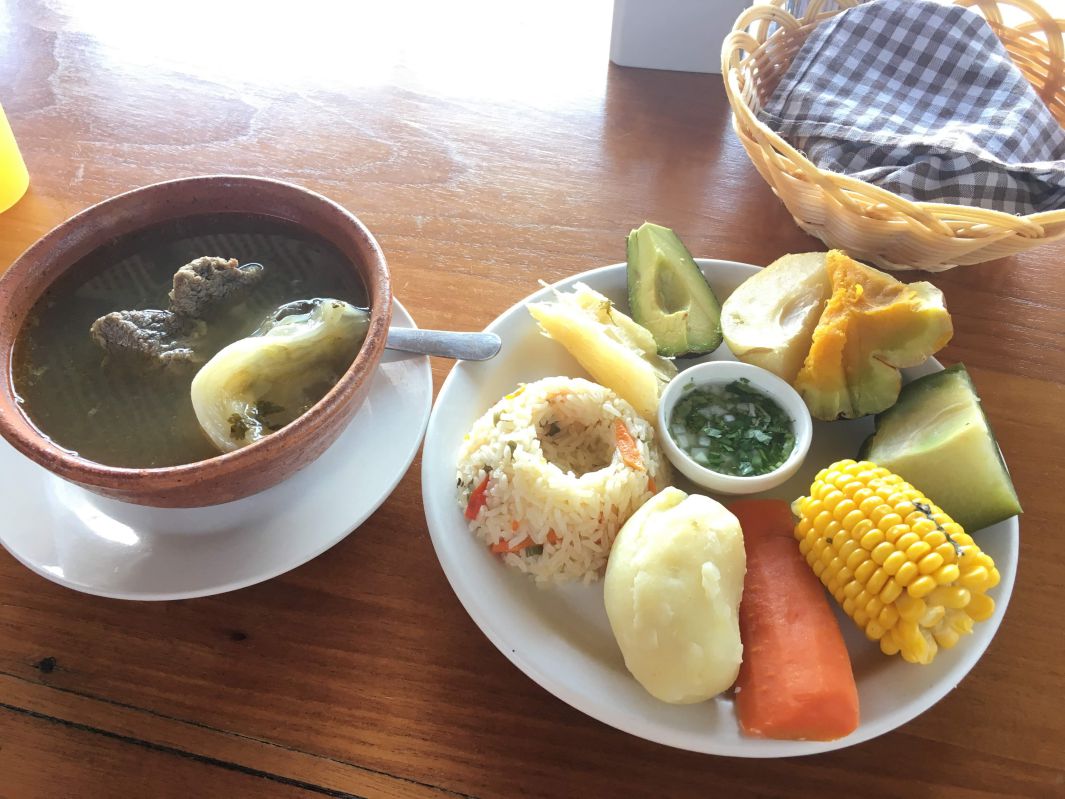 ランチセットの野菜盛りとスープ