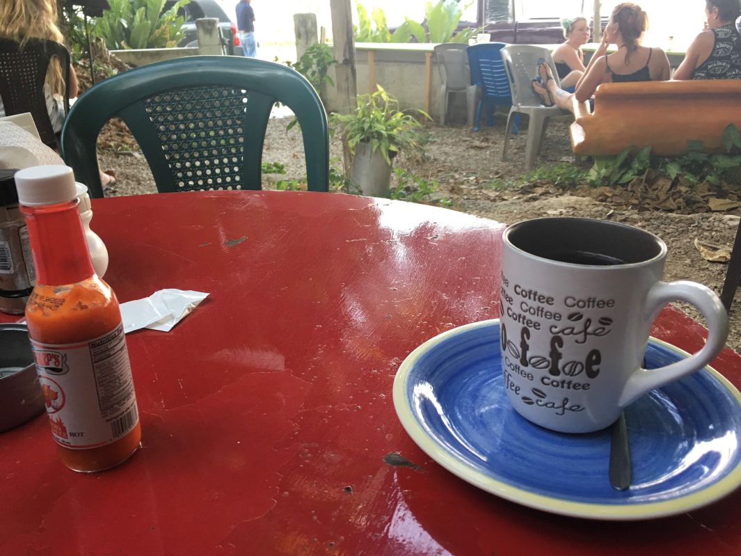 テーブルの上のコーヒー