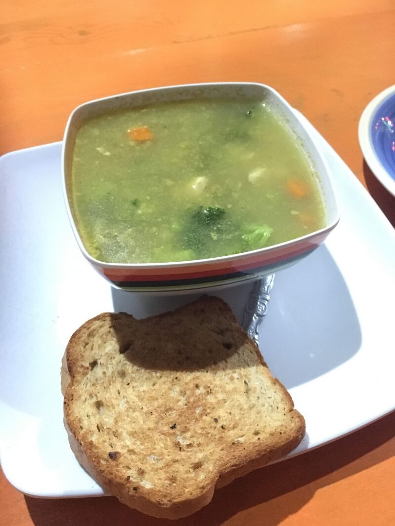 緑色のスープとトースト