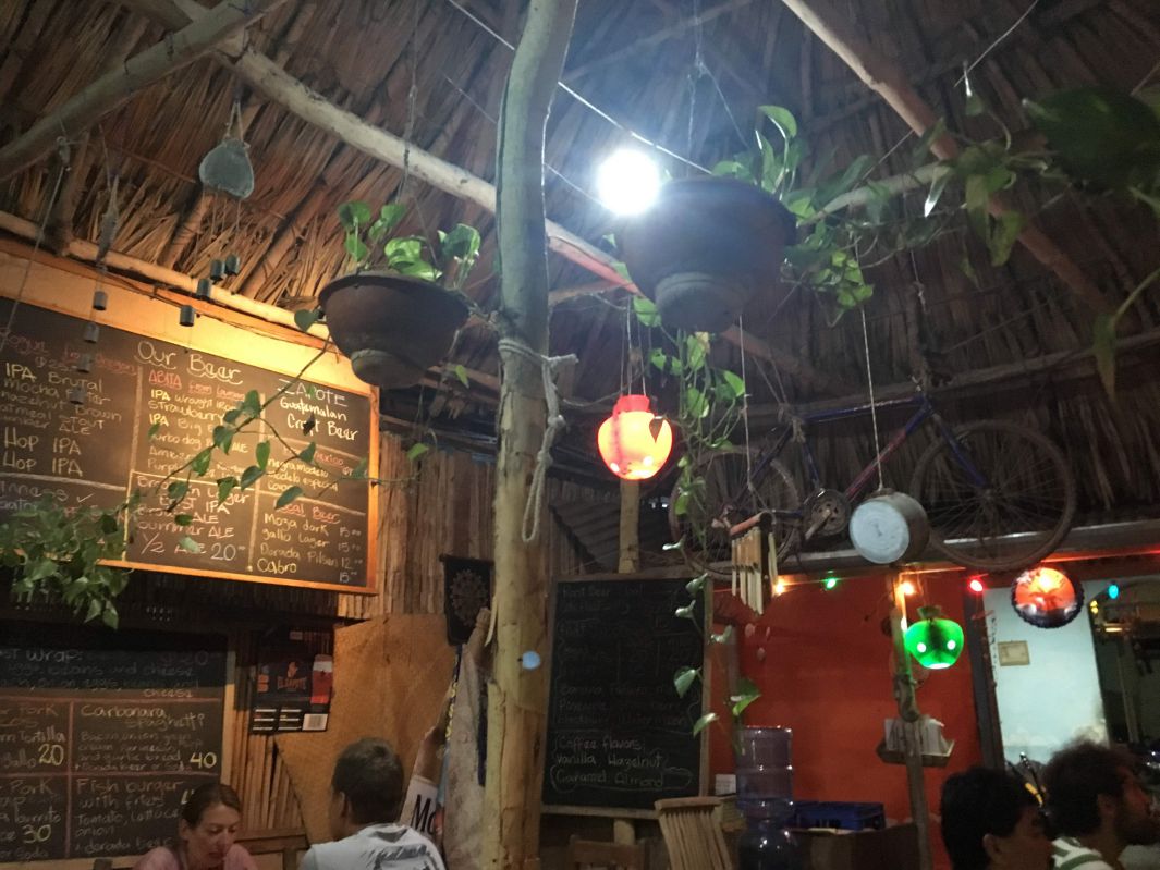 夜の店の中
