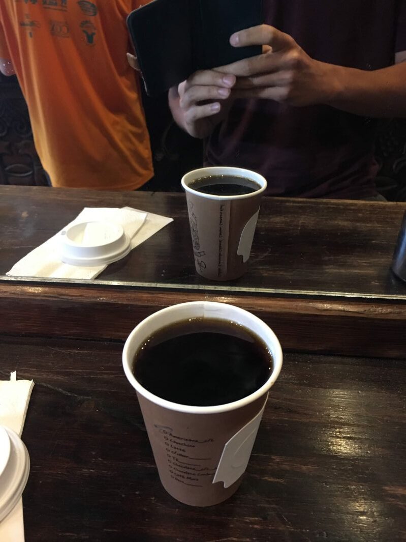 紙カップのコーヒーと鏡