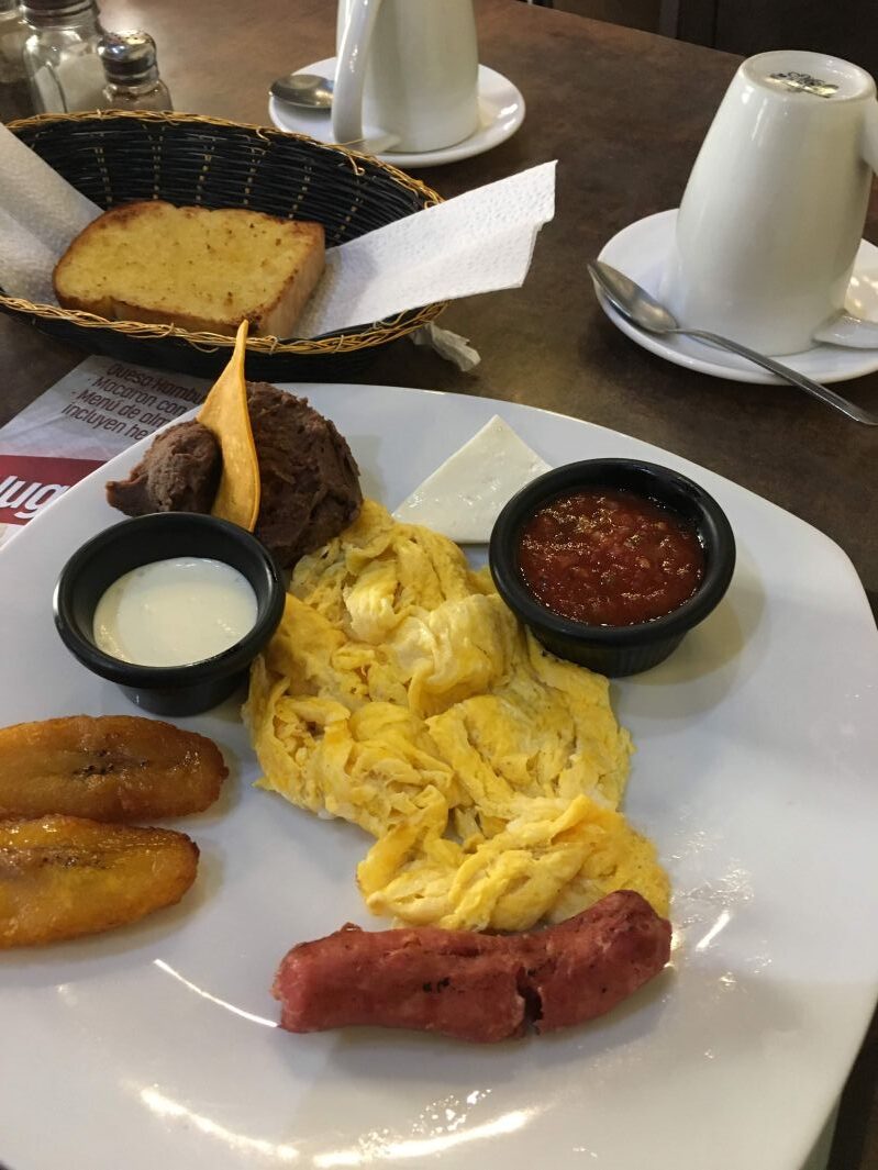 カフェの朝食プレート