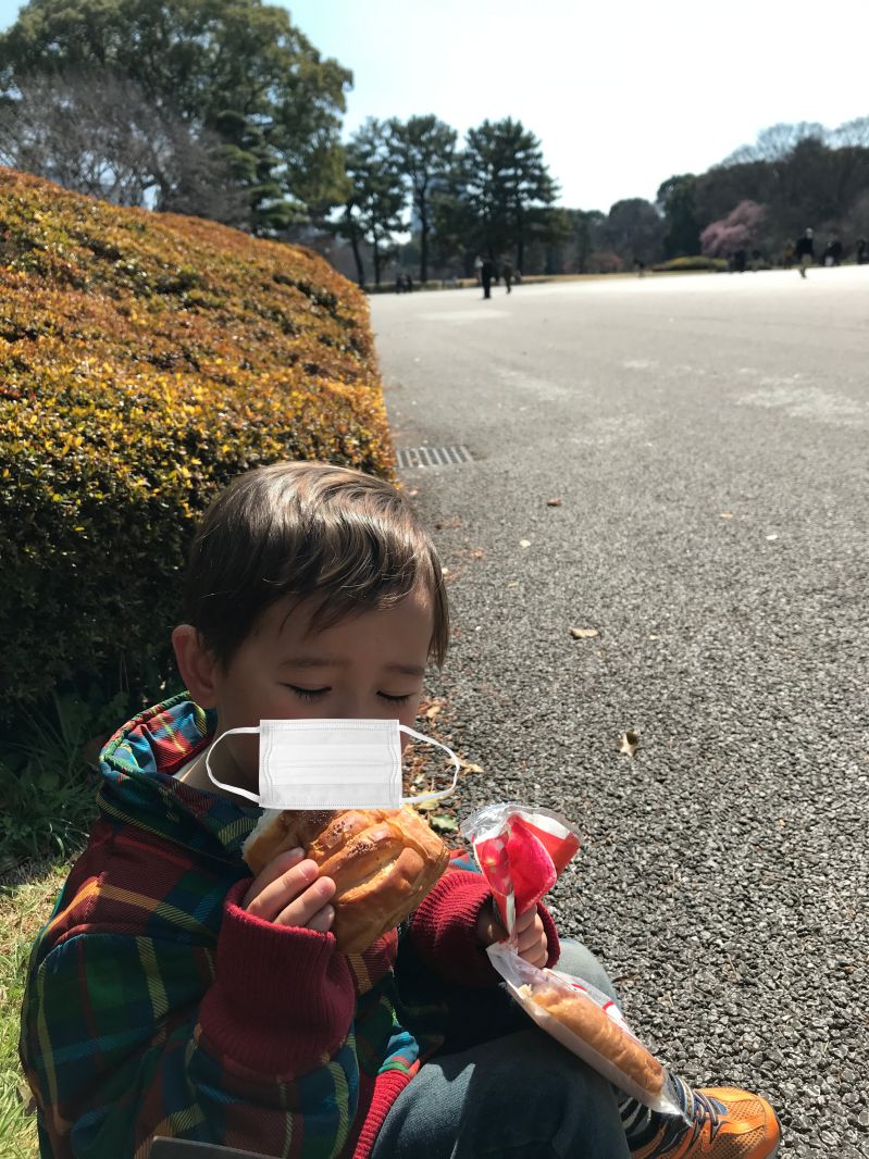 パンを食べるコニー