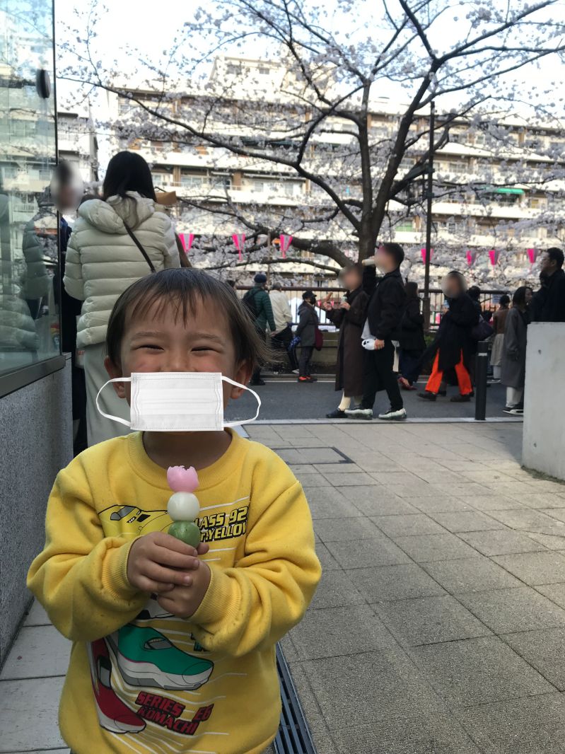 団子を食べるコニー