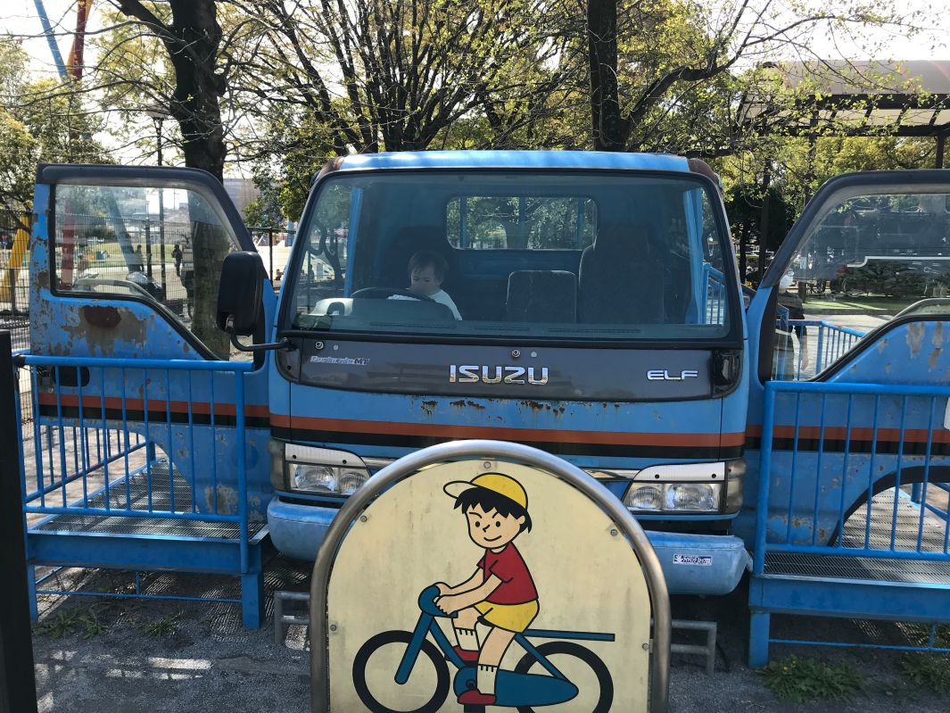 トラックを運転するコニー