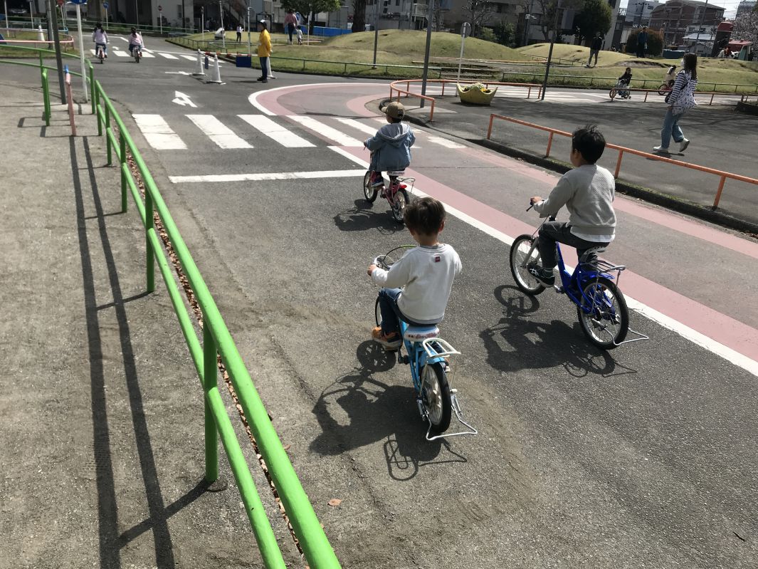 自転車に乗る子供たち