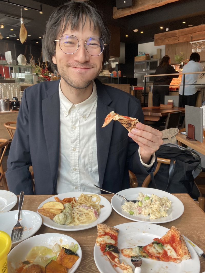 ピザを食べるロニー
