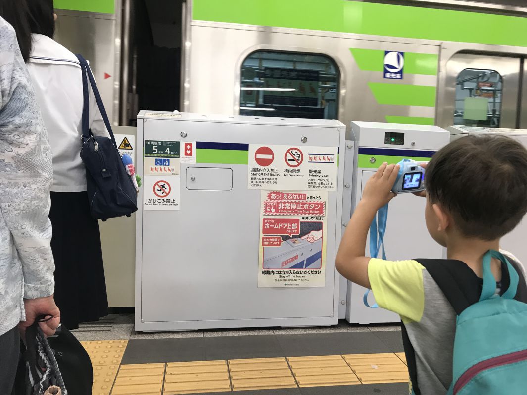 電車の写真を撮るコニー