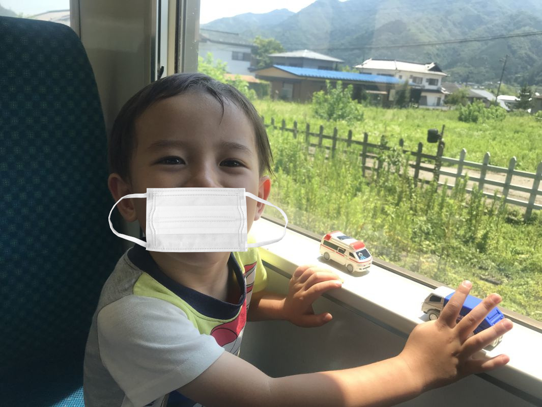 車窓で遊ぶコニー