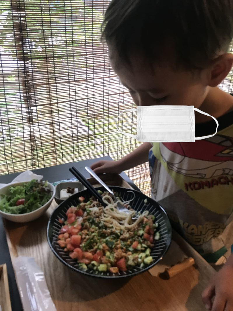 そうめんを見つめるコニー