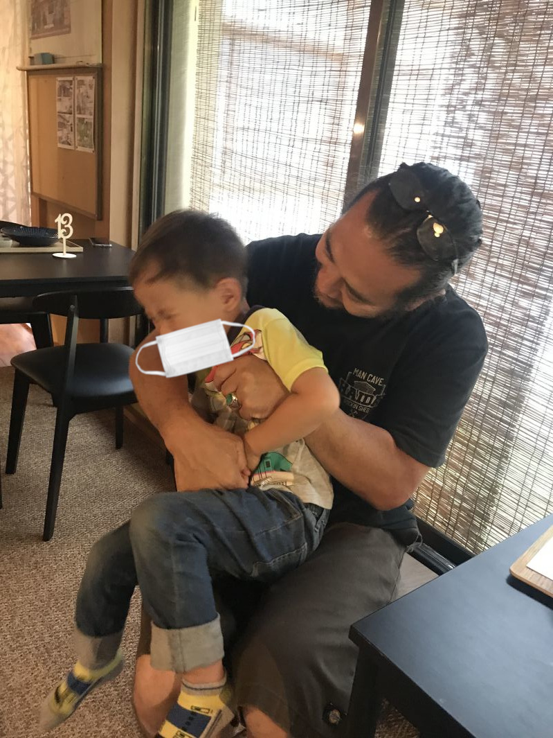 タツヤさんの膝の上で遊ぶコニー